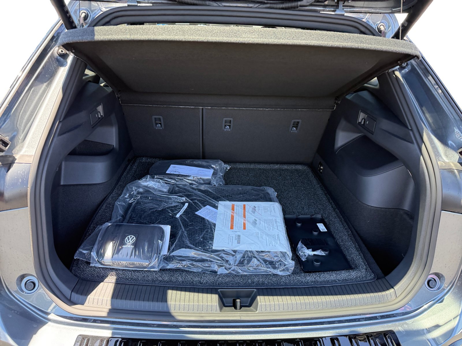 New 2026 Volkswagen Tiguan SE R-Line AWD/4WD image 17