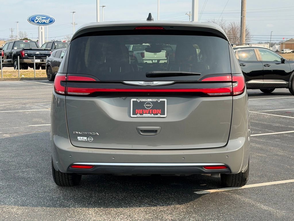 Used 2023 Chrysler Pacifica Touring-L image 6