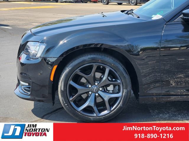 Used 2023 Chrysler 300 Touring L w/ Popular Equipment Group image 9