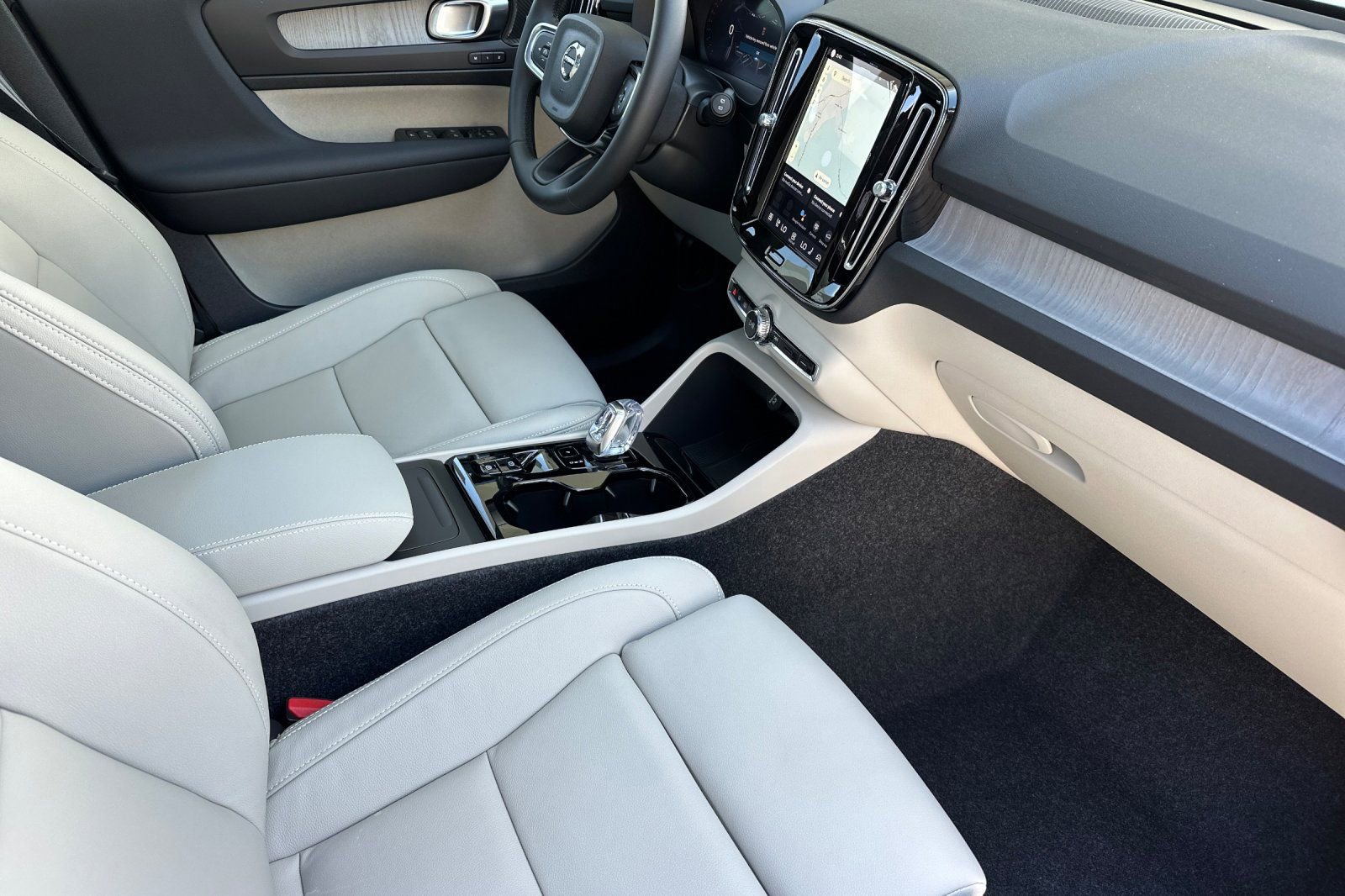 New 2026 Volvo XC40 B4 Plus w/ Climate Package FWD image 16
