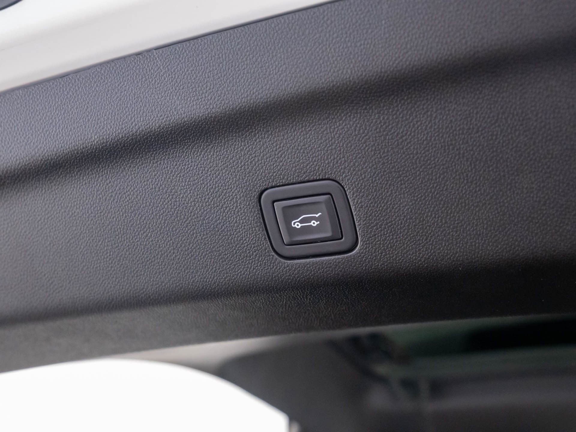 Used 2023 GMC Yukon Denali w/ Denali Reserve Package image 32