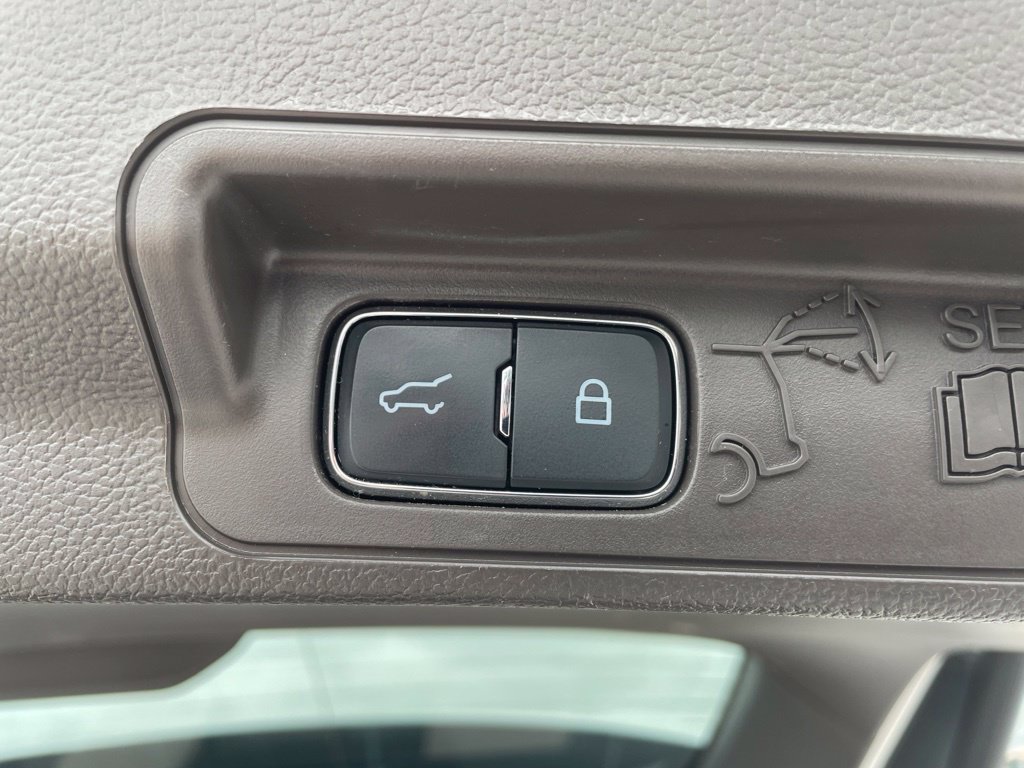 Used 2023 Ford Explorer Platinum w/ Technology Package AWD/4WD image 10