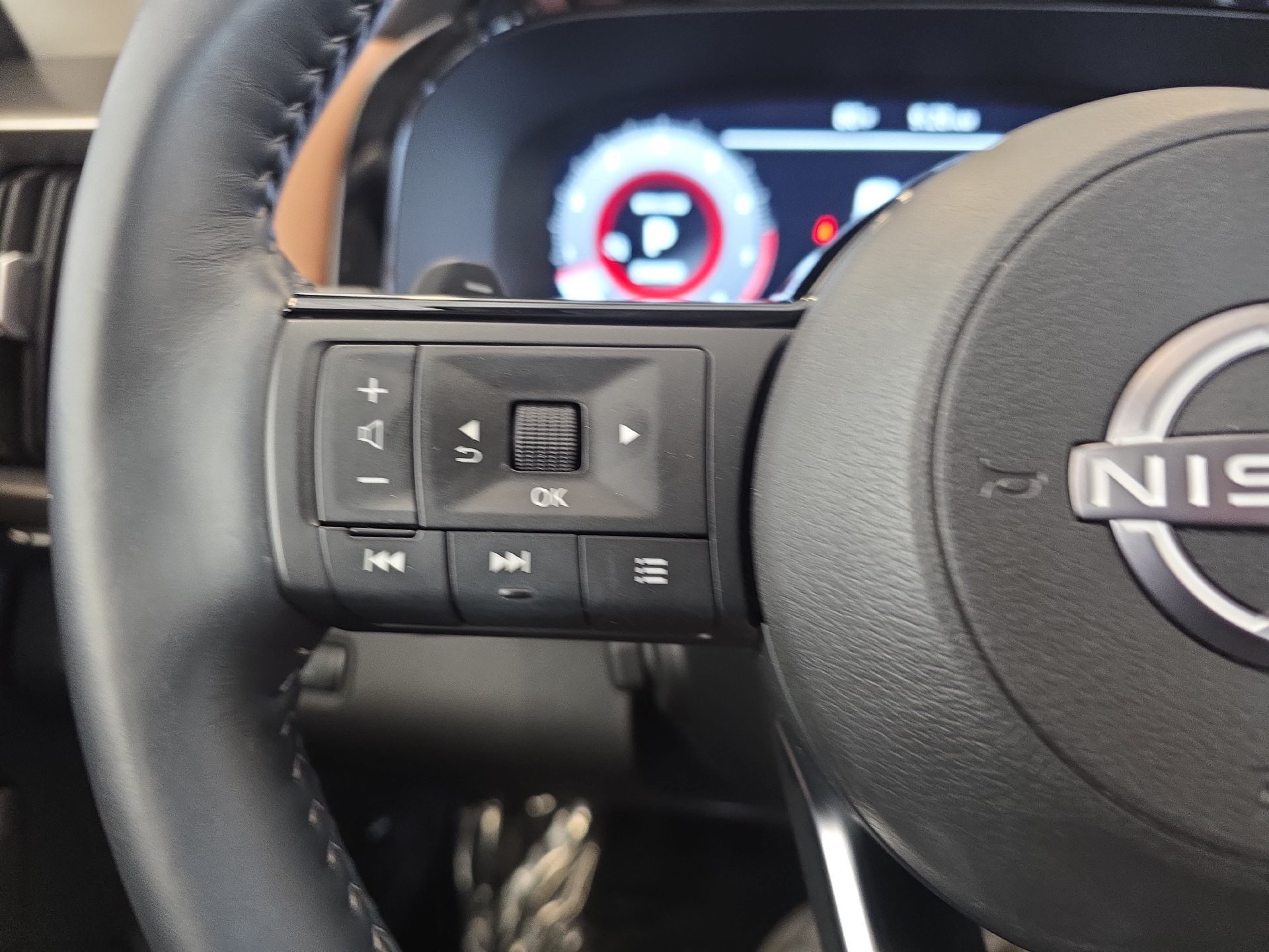 Used 2025 Nissan Pathfinder Platinum w/ Cargo Package FWD image 17