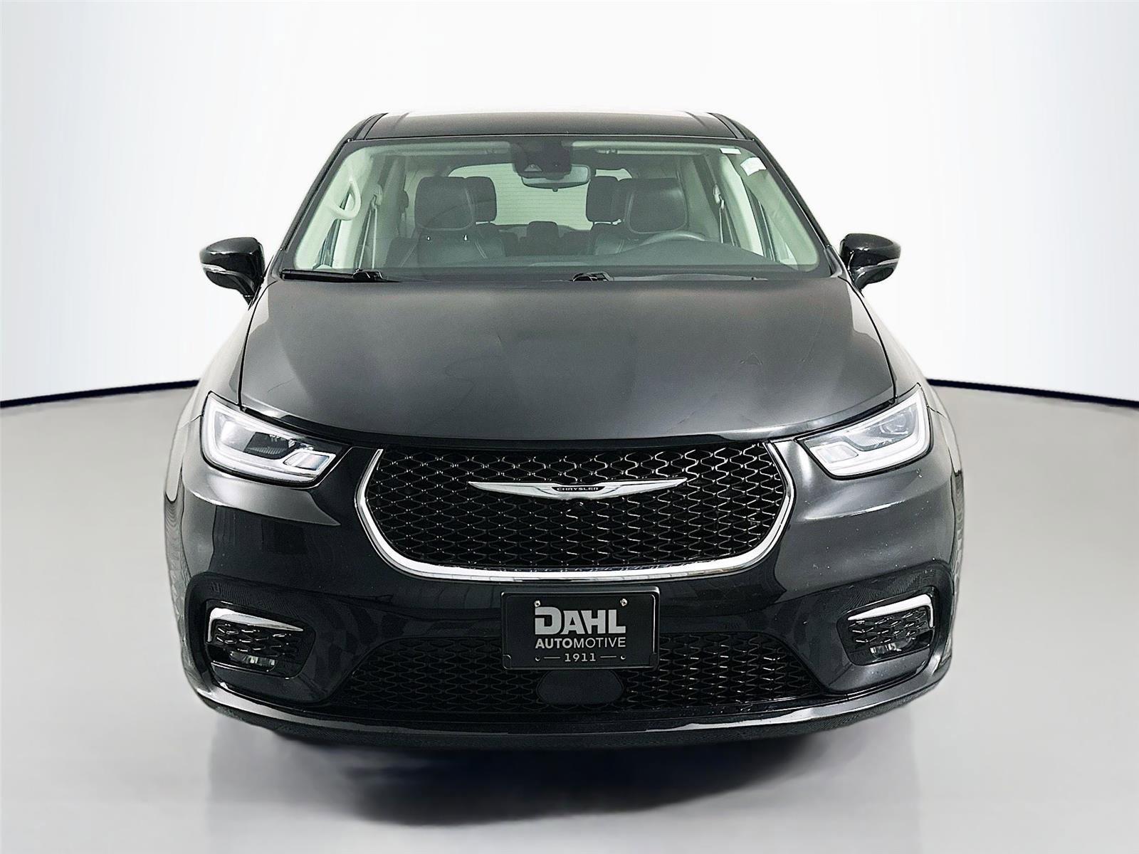 Used 2024 Chrysler Pacifica Touring-L FWD image 3