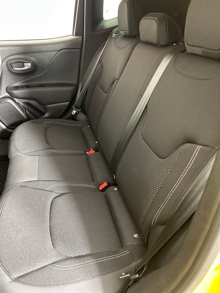 Used 2023 Jeep Renegade Latitude w/ Premium Group AWD/4WD image 17