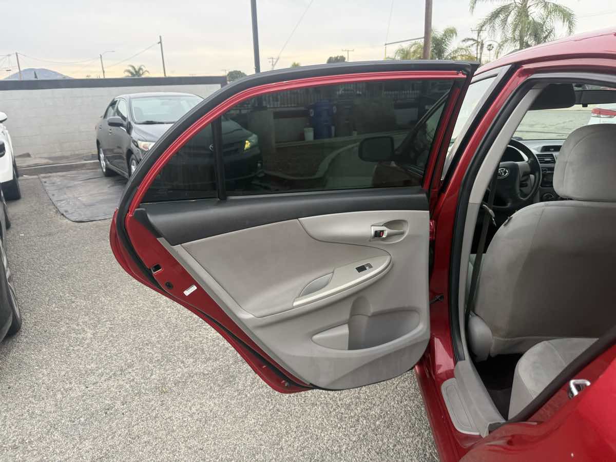 Used 2012 Toyota Corolla LE image 19