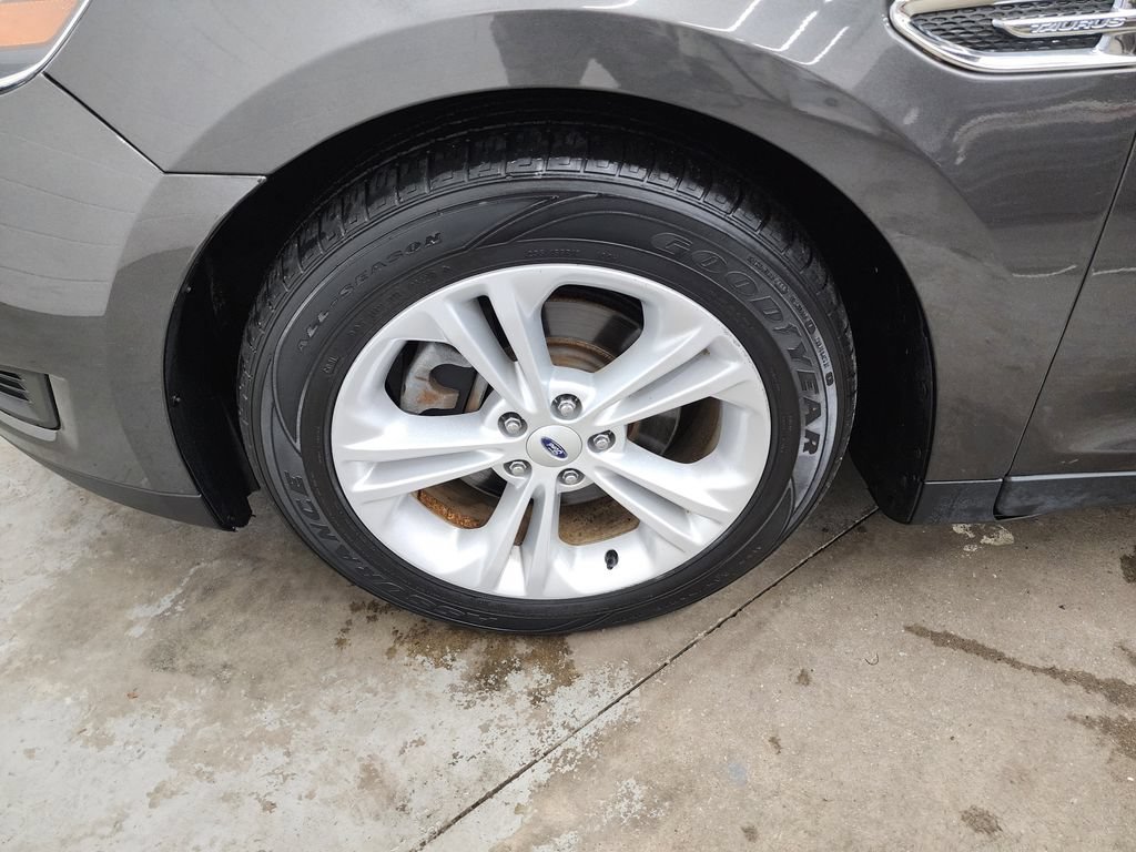 Used 2017 Ford Taurus SE FWD image 35