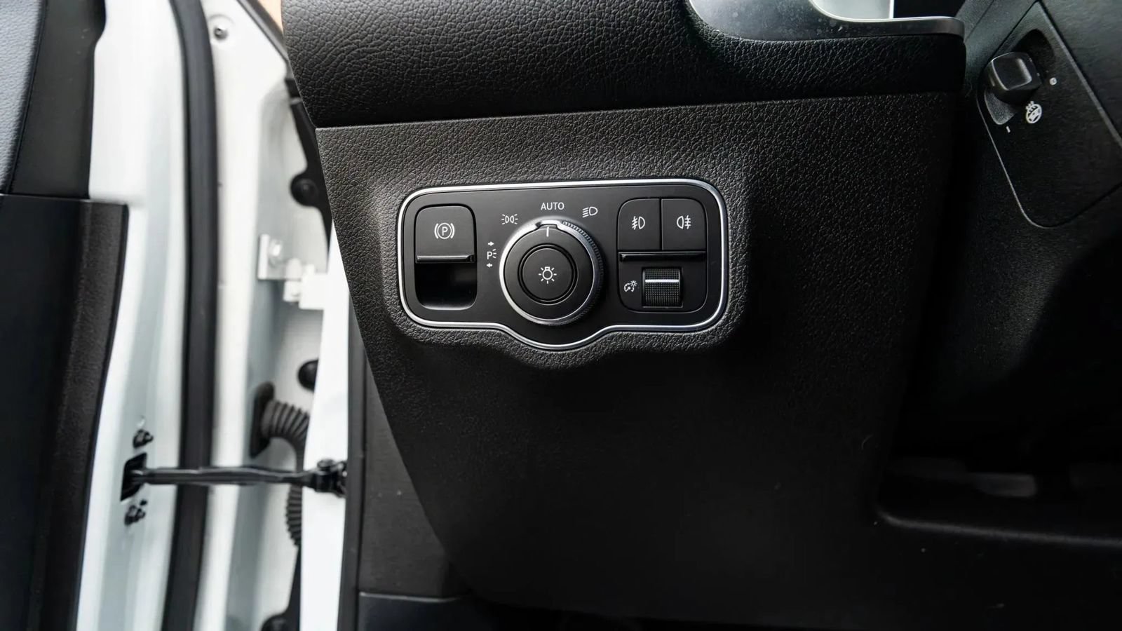 Used 2020 Mercedes-Benz GLB 250 4MATIC w/ Premium Package image 53