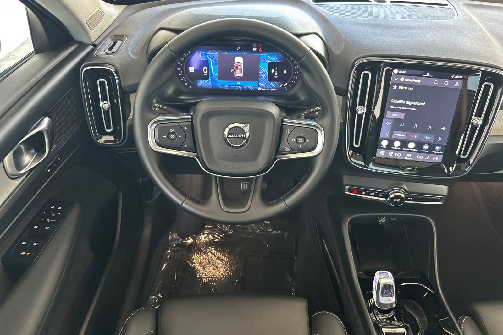 Certified 2026 Volvo XC40 B5 Plus AWD/4WD image 16