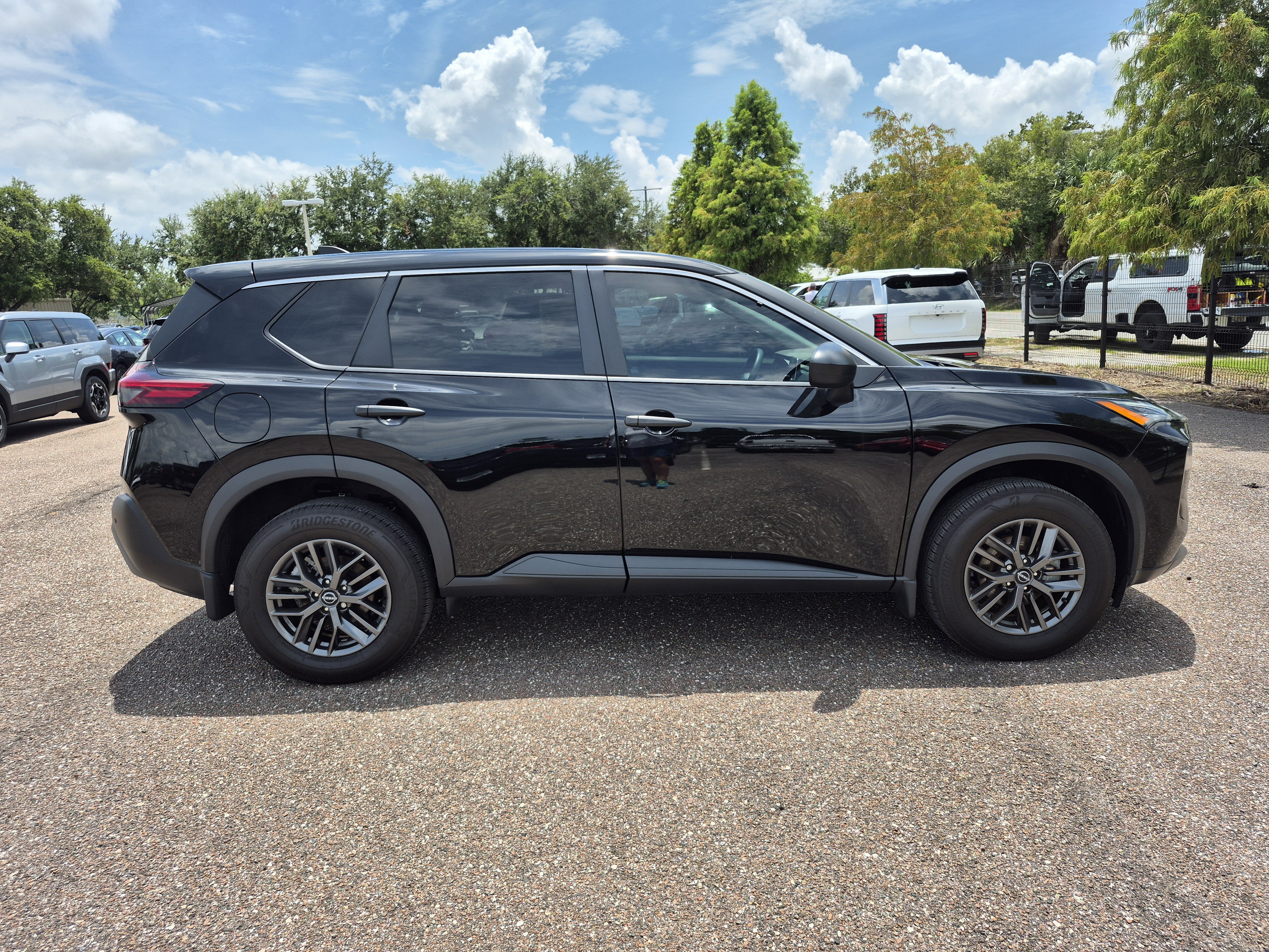Used 2022 Nissan Rogue S FWD image 9