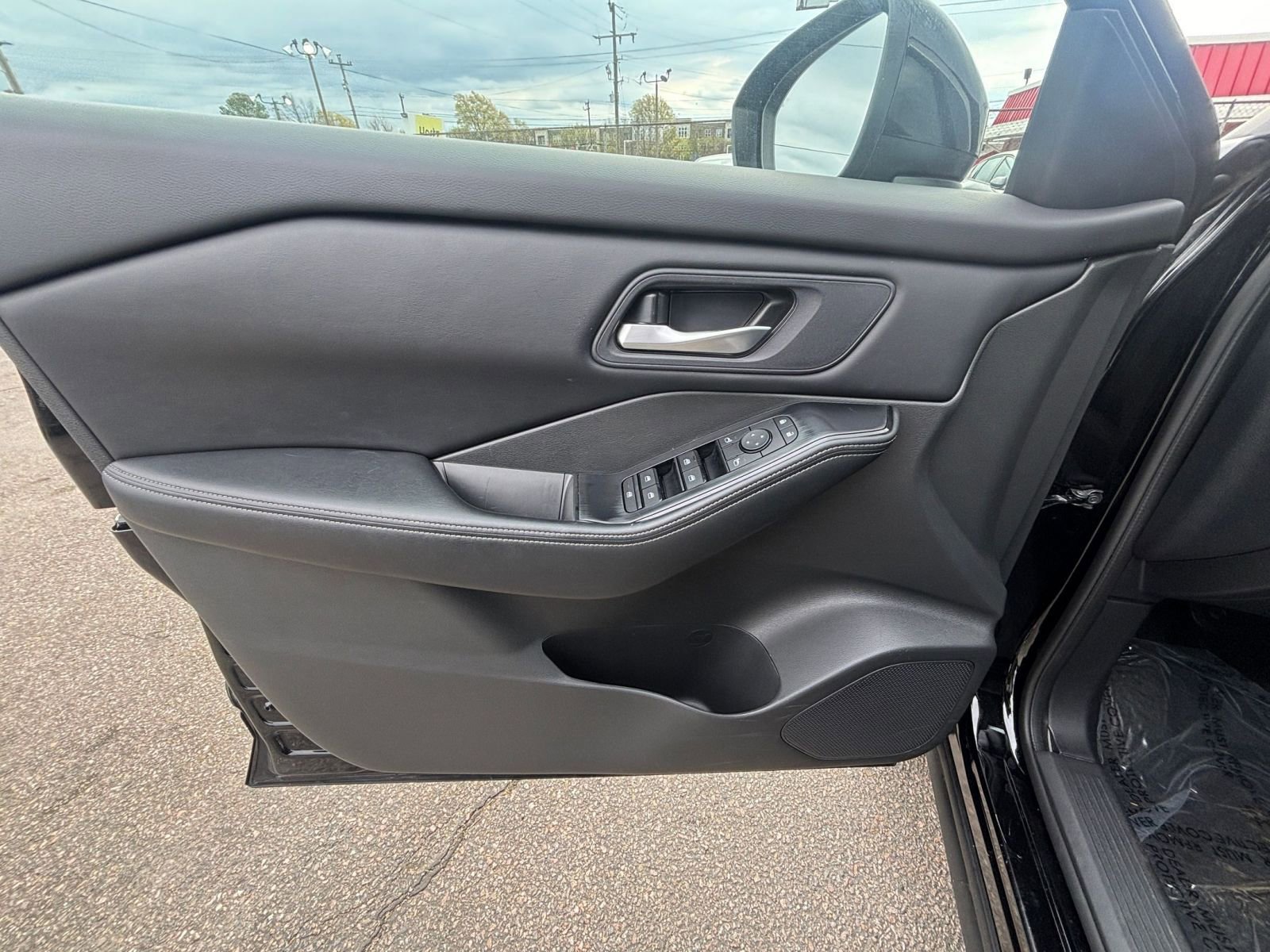 Used 2025 Nissan Rogue SV image 18