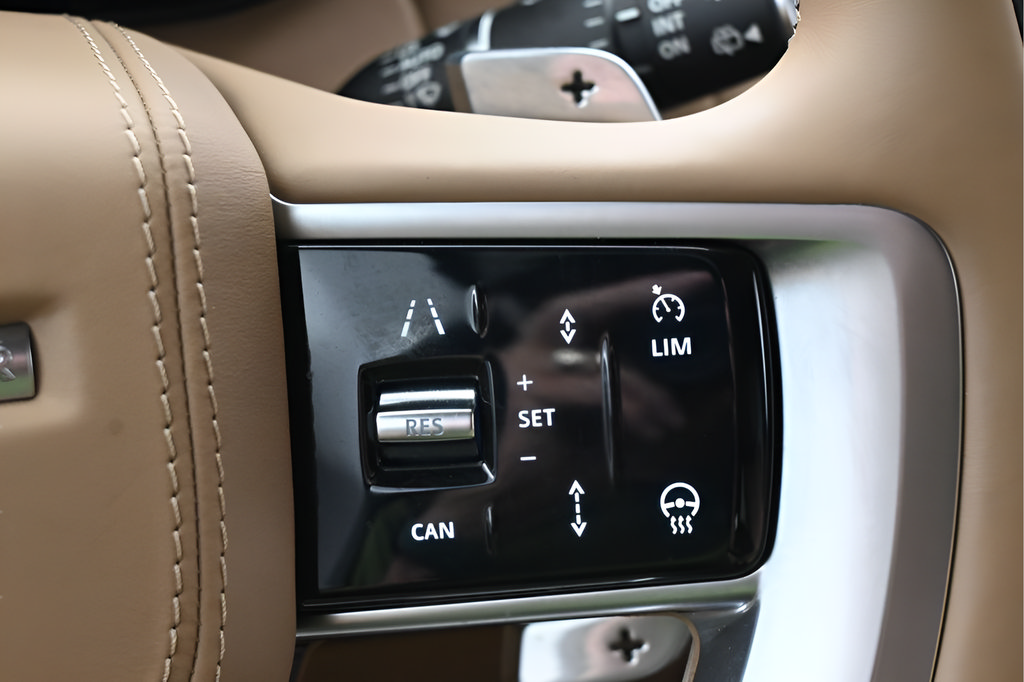 Used 2025 Land Rover Range Rover SE AWD/4WD image 19