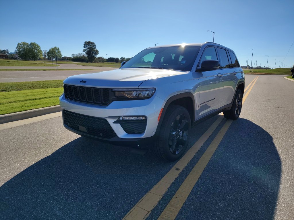 New 2025 Jeep Grand Cherokee Limited w/ Luxury Tech Group II RWD image 4