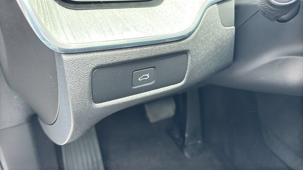 Certified 2025 Volvo XC60 B5 Plus AWD/4WD image 13