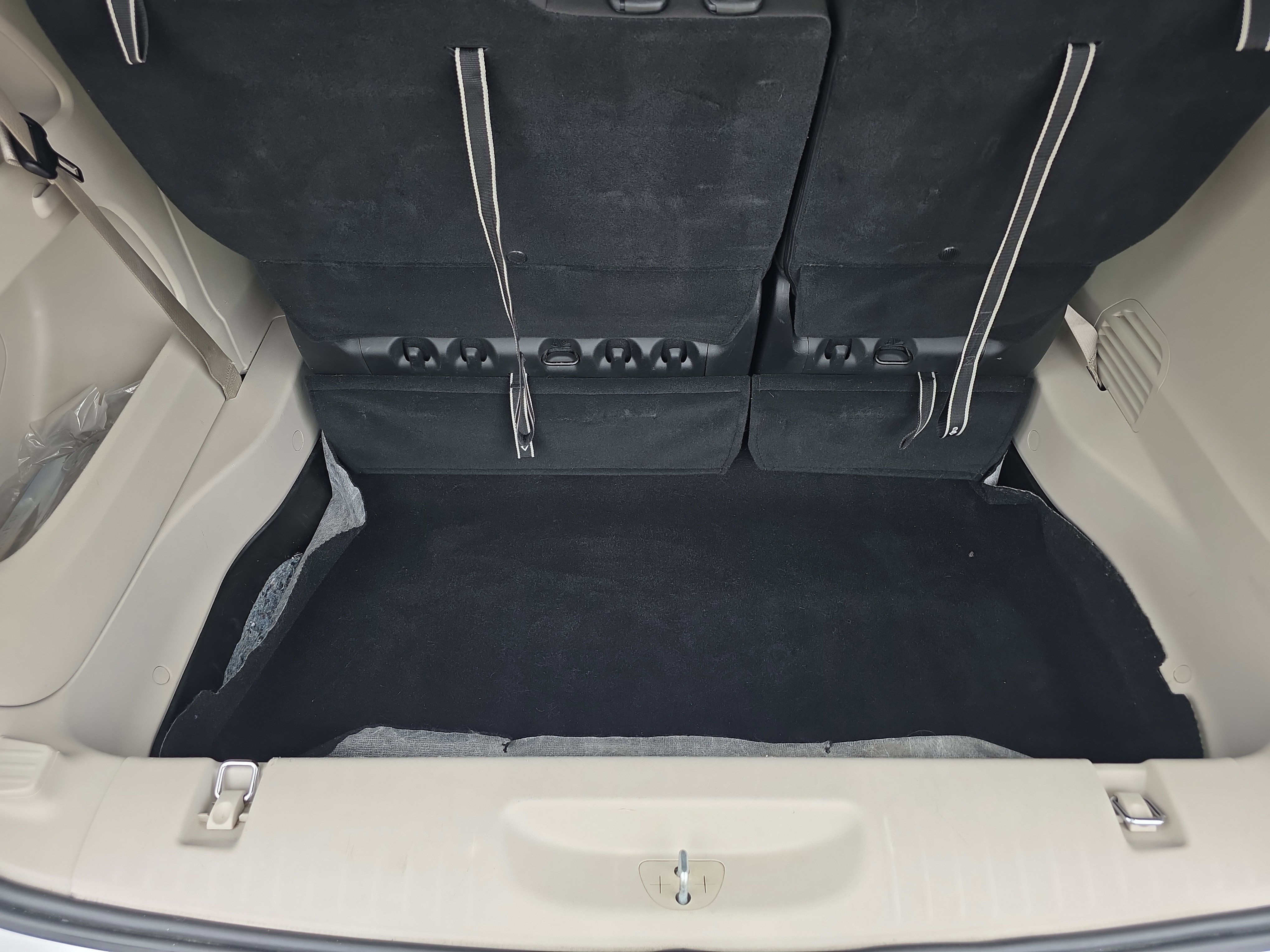 Used 2024 Chrysler Voyager LX FWD image 9