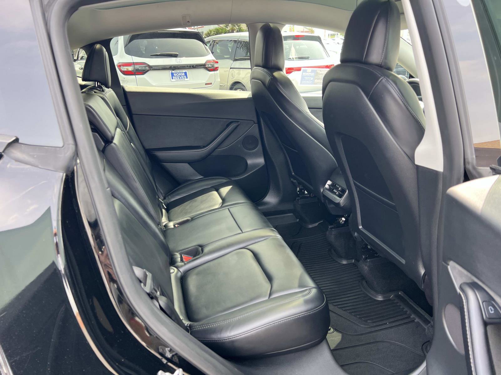 Used 2022 Tesla Model Y Long Range image 32