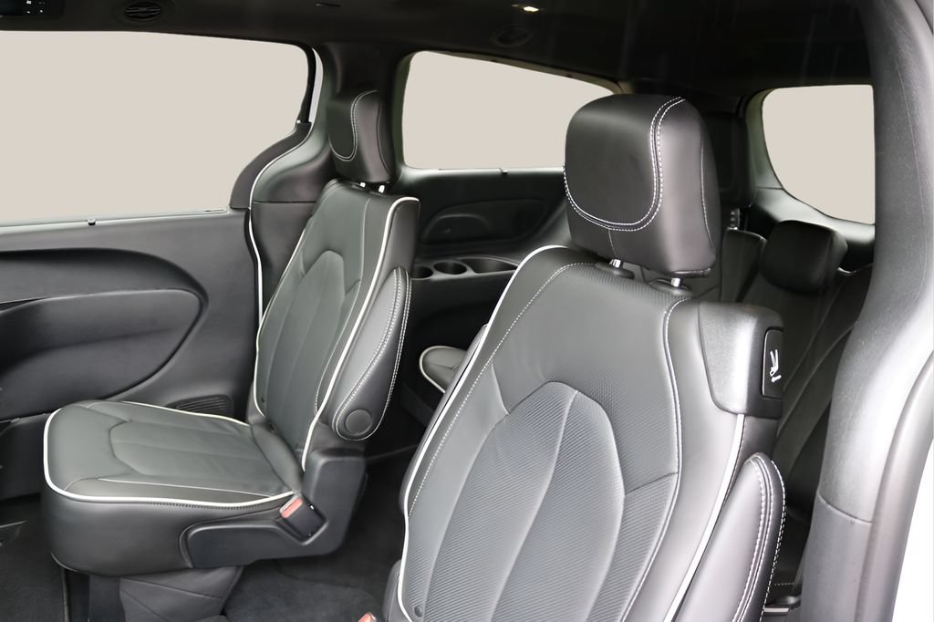 Used 2025 Chrysler Pacifica Limited FWD image 19