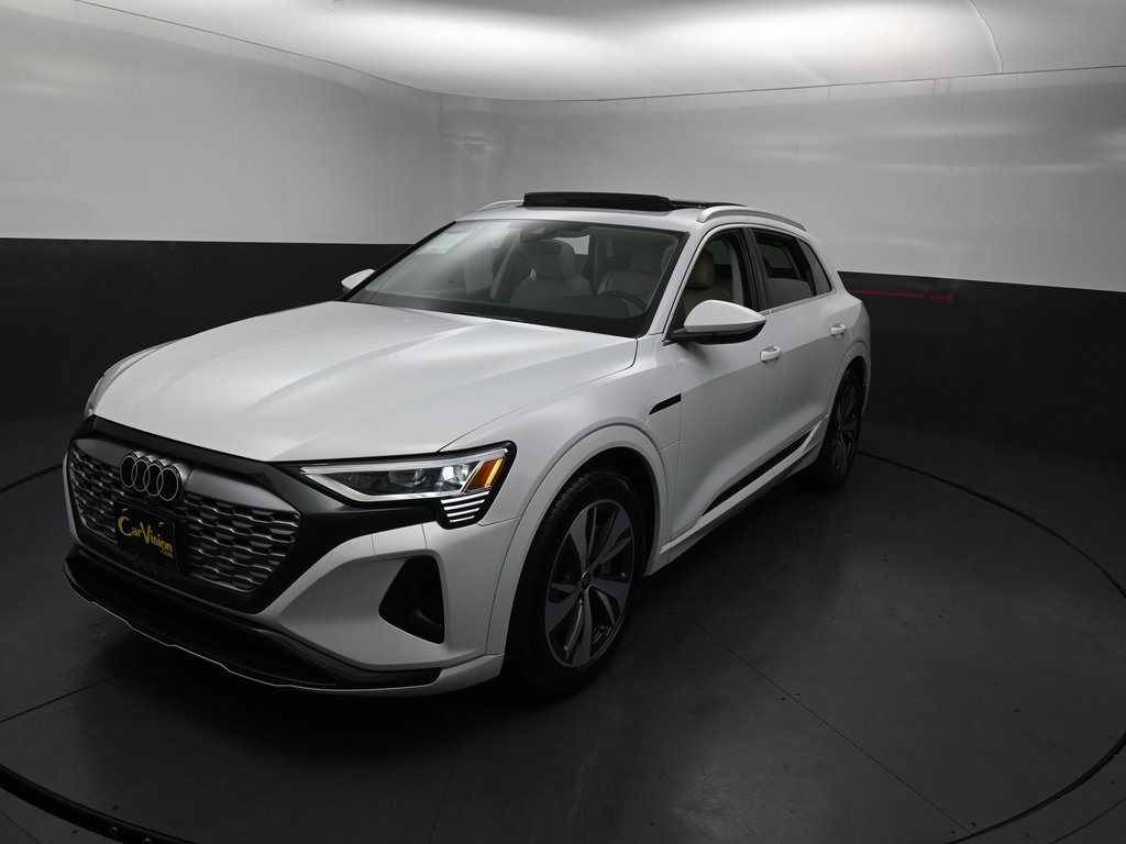 Used 2024 Audi Q8 e-tron Premium image 9