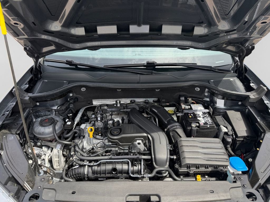 Used 2024 Volkswagen Taos SE image 11