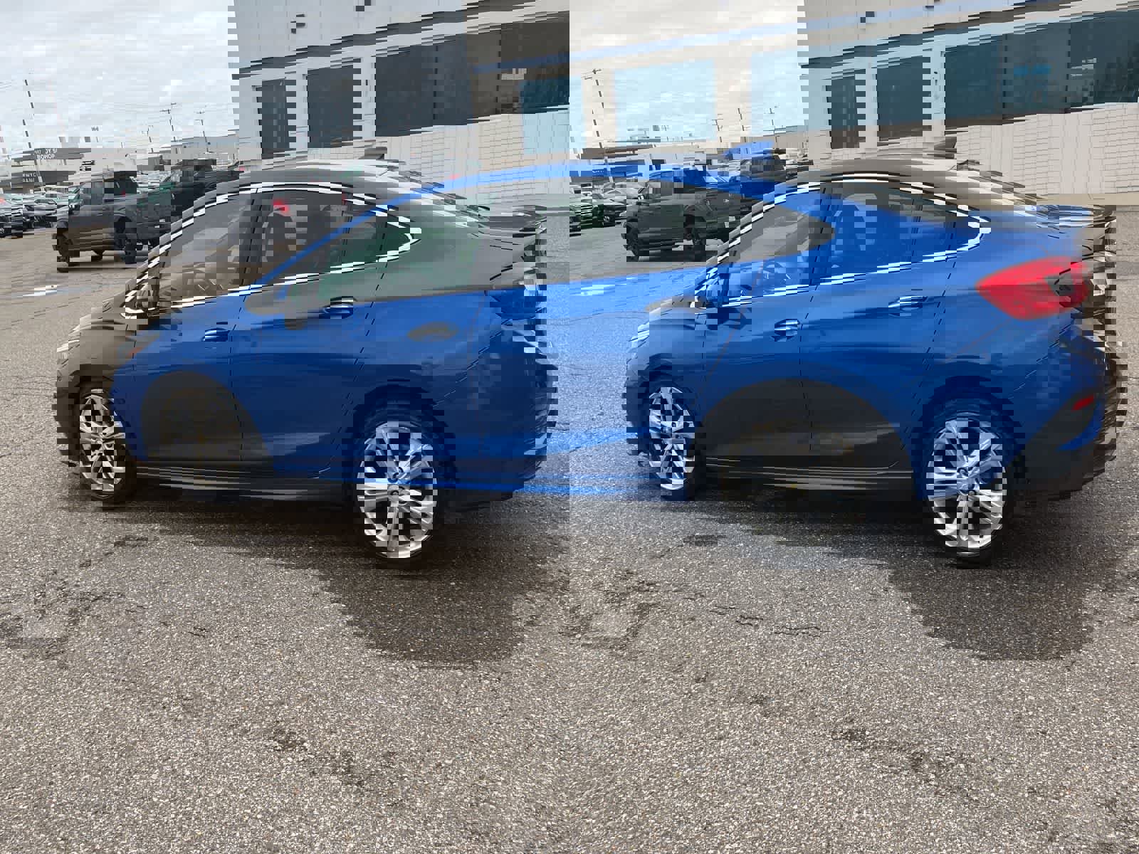 Used 2017 Chevrolet Cruze Premier FWD image 8