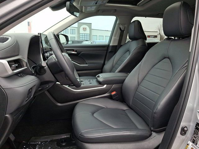 Used 2023 Toyota Highlander XLE FWD image 18