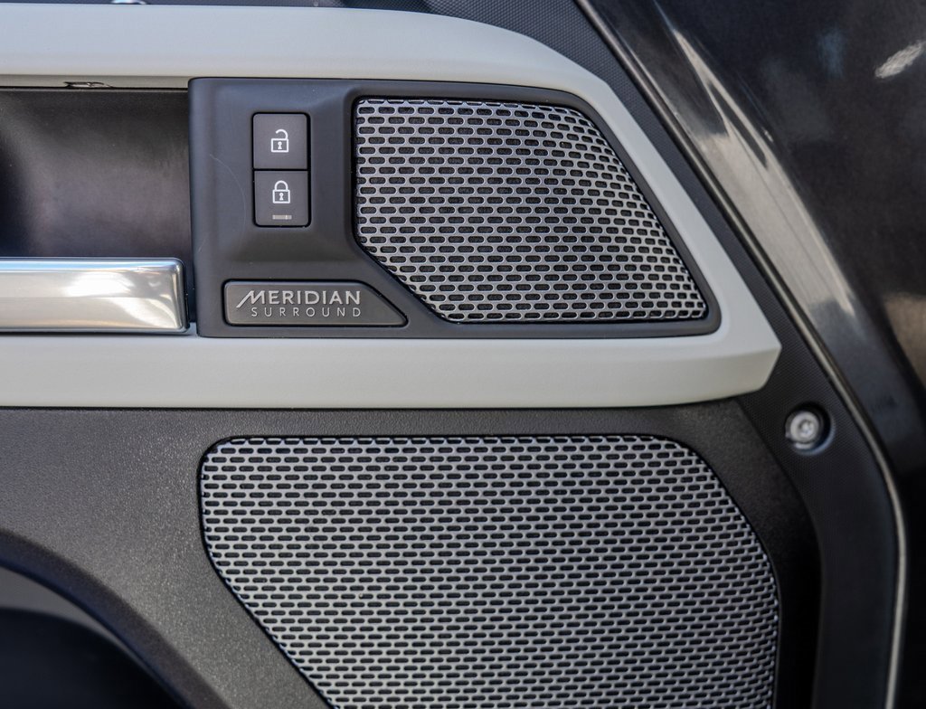 Used 2023 Land Rover Defender 110 SE image 14