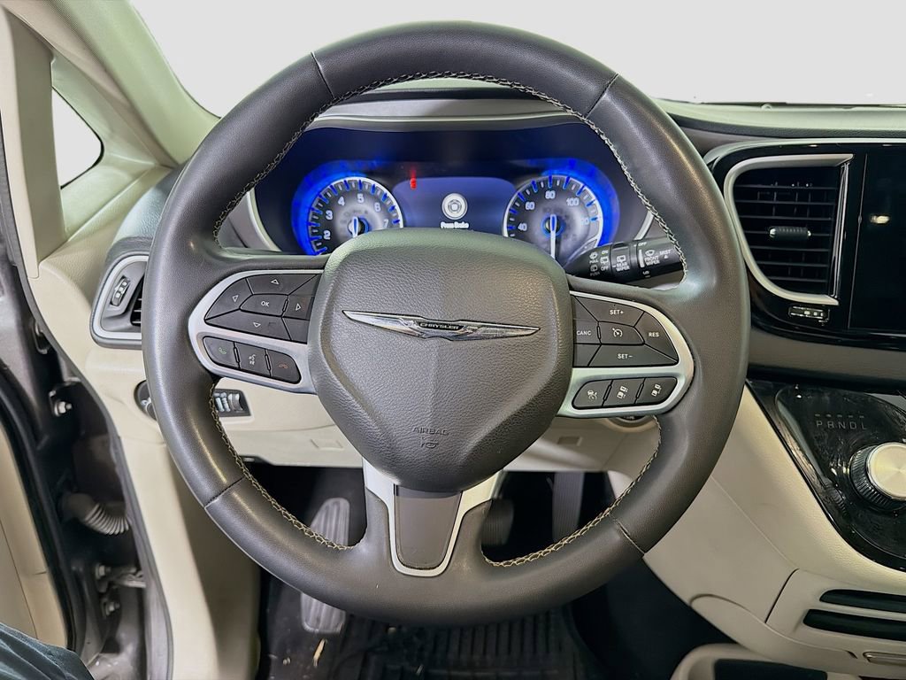Used 2022 Chrysler Pacifica Touring-L image 13