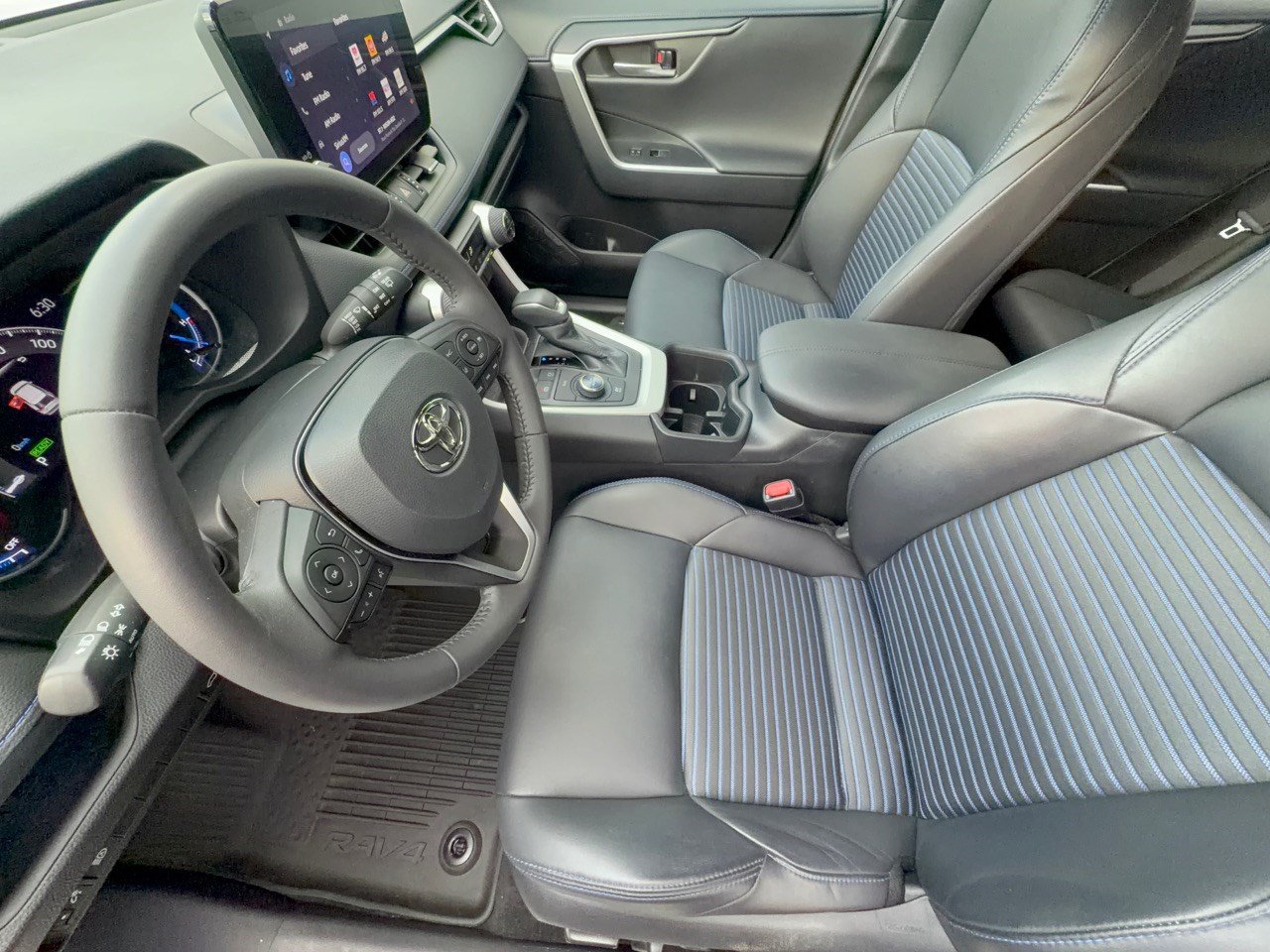 Used 2023 Toyota RAV4 XSE AWD/4WD image 5