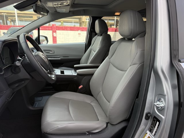 Used 2025 Toyota Sienna XLE FWD image 28