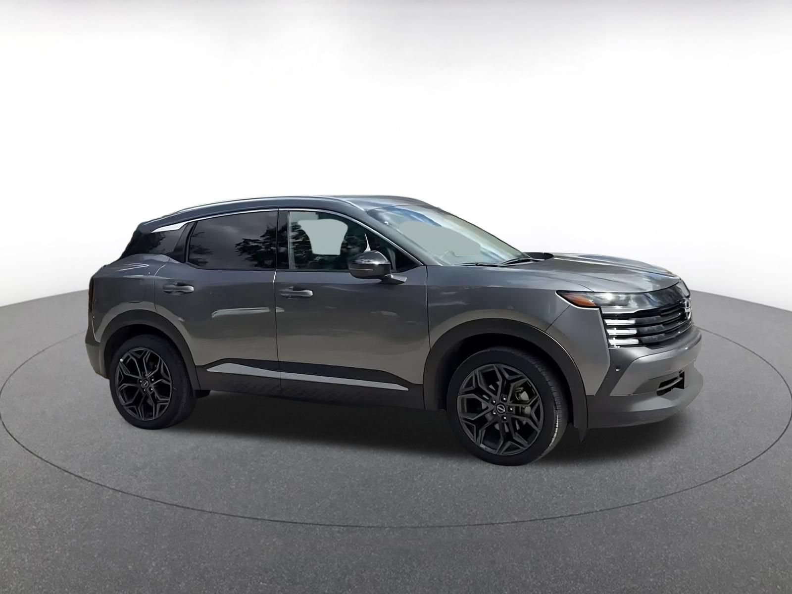 Used 2026 Nissan Kicks SR AWD/4WD image 2