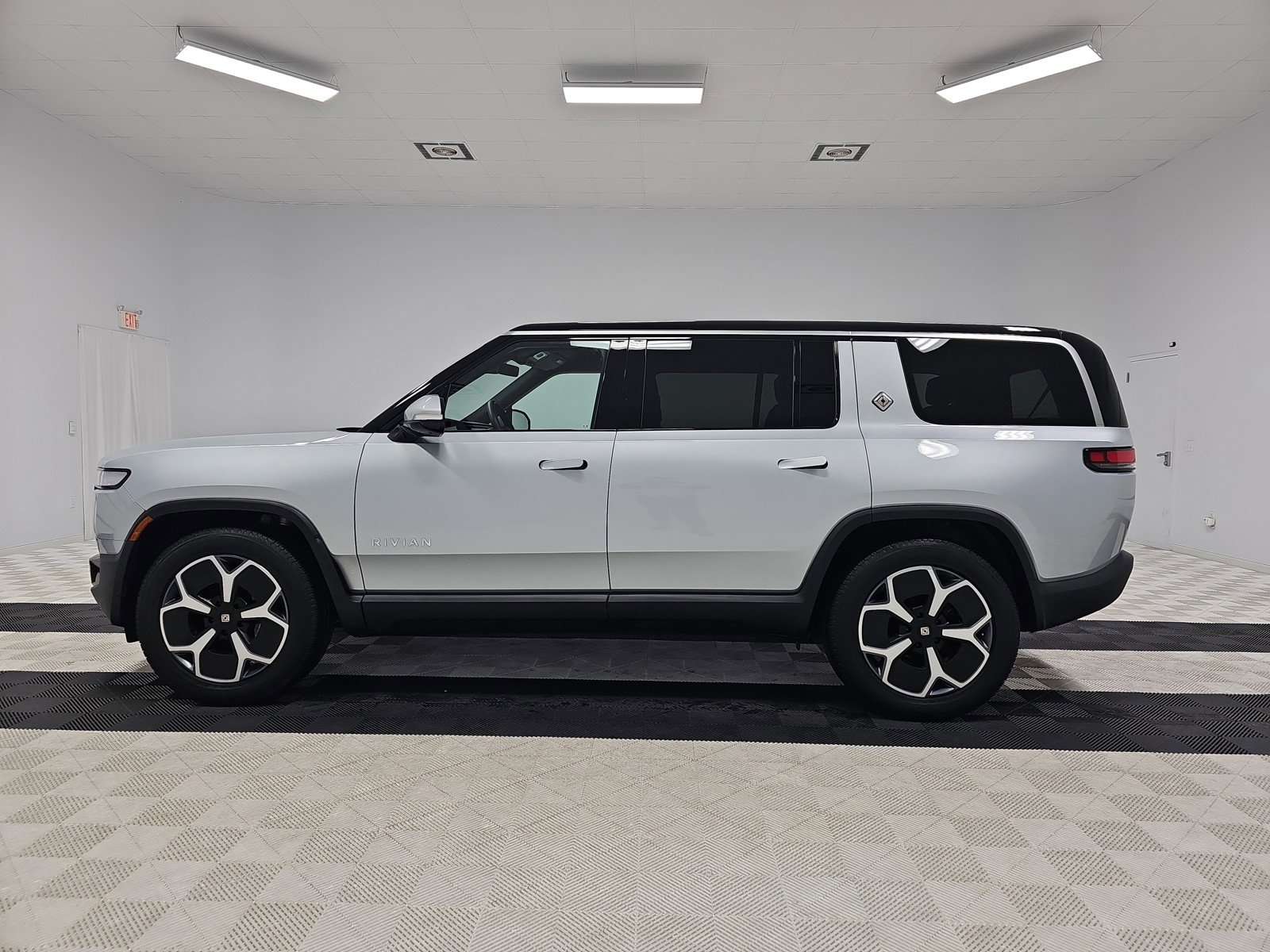 Used 2024 Rivian R1S Adventure image 2