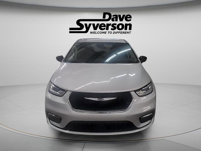 Used 2024 Chrysler Pacifica Touring-L image 6