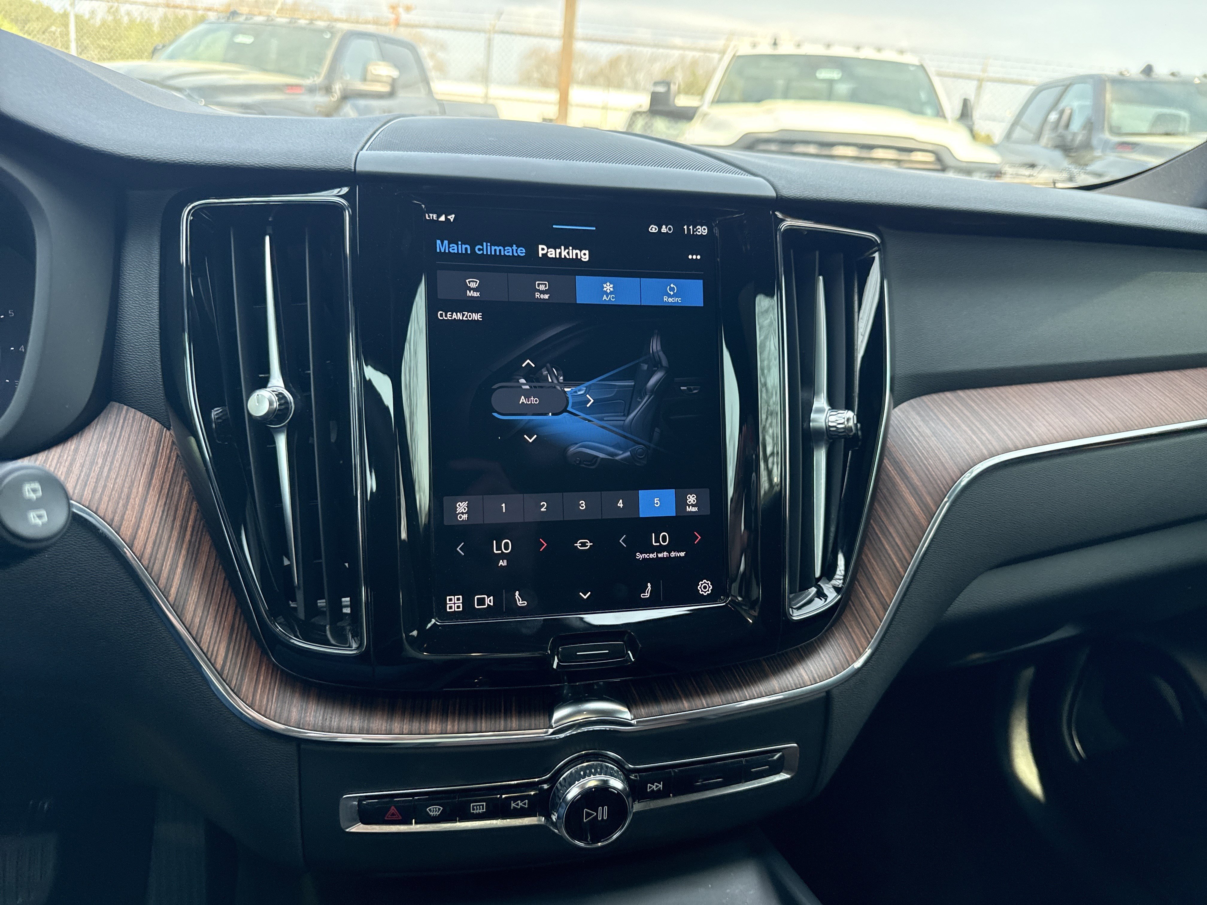 Used 2024 Volvo XC60 B5 Plus AWD/4WD image 27