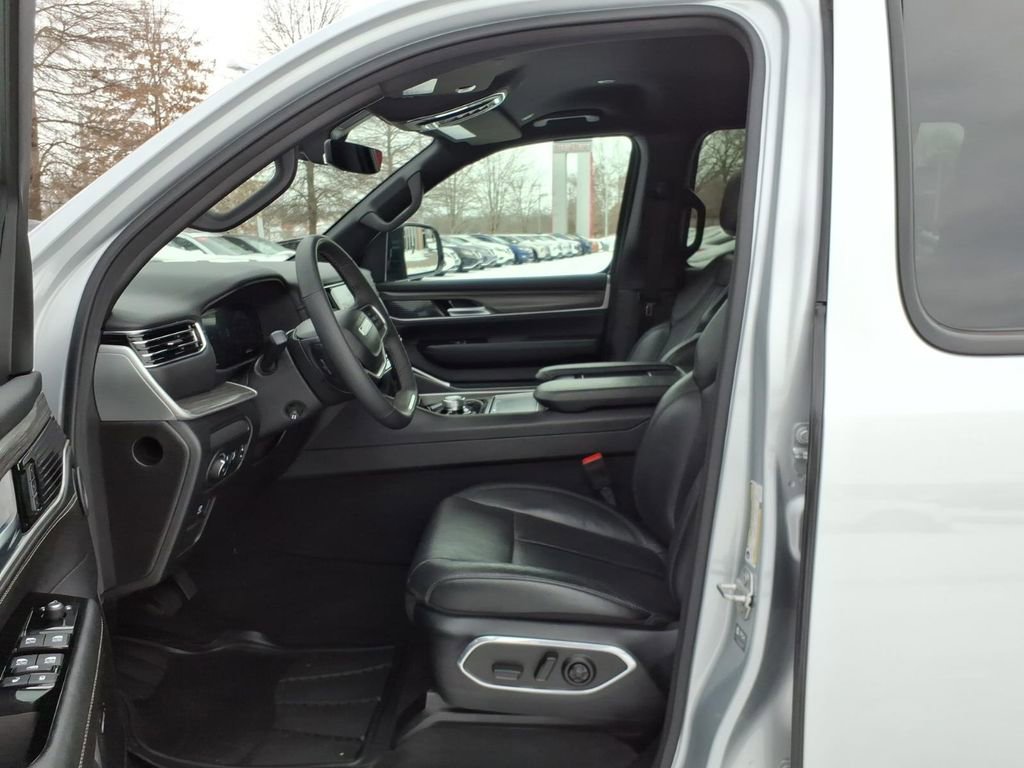 Used 2024 Jeep Wagoneer Series II w/ Flexible Seating Group RWD image 4