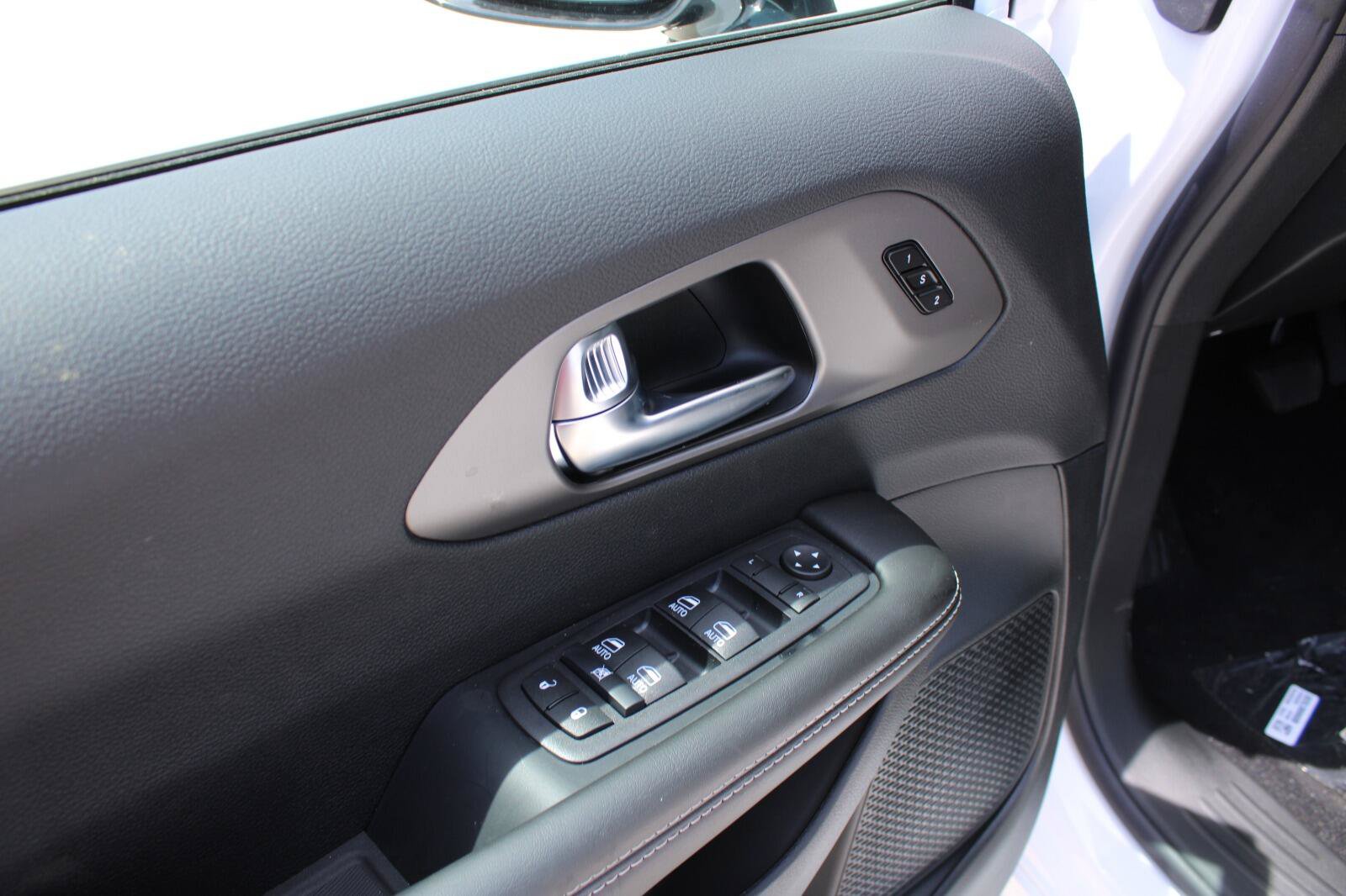 New 2027 Chrysler Pacifica Select FWD image 11