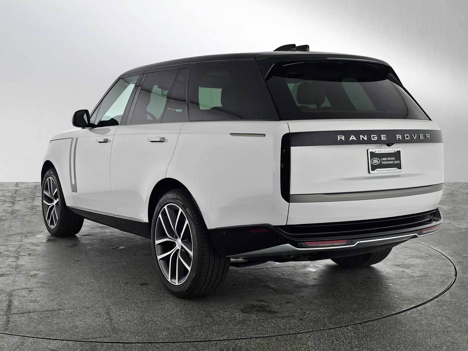 Used 2024 Land Rover Range Rover SE AWD/4WD image 3