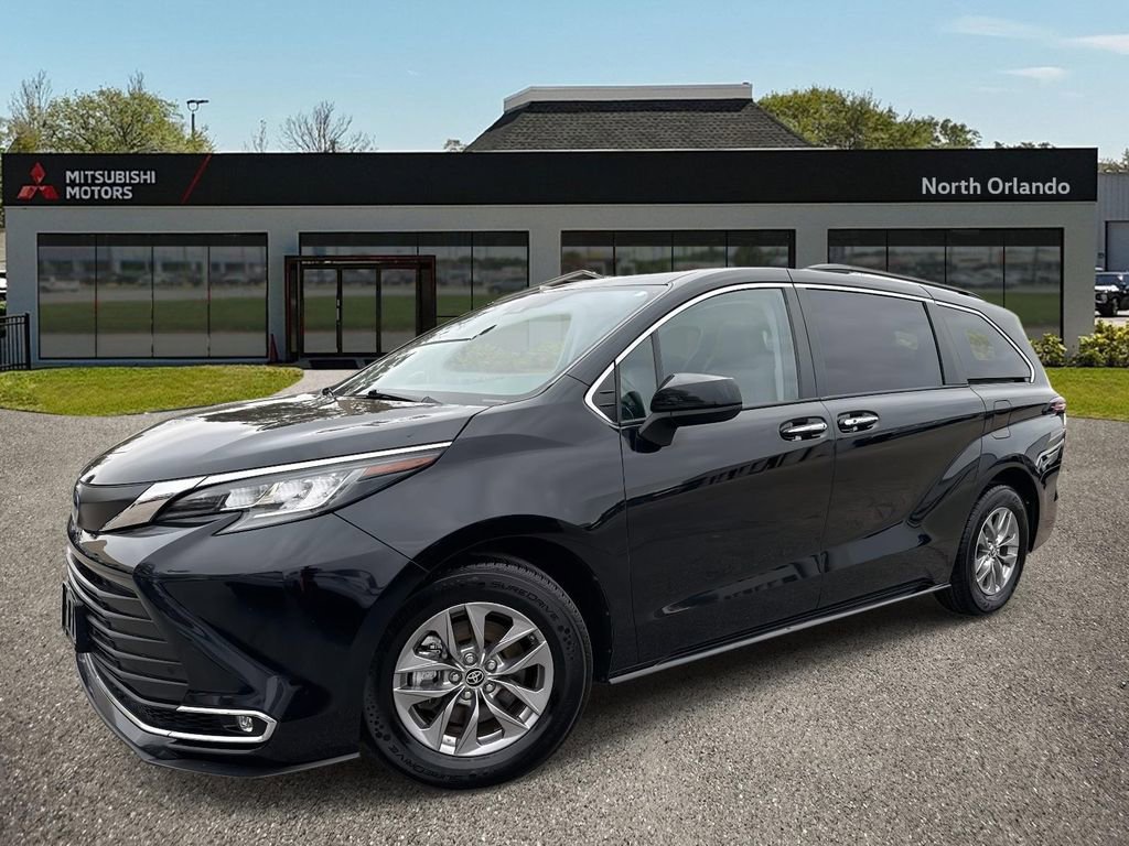 Used 2023 Toyota Sienna XLE image 1