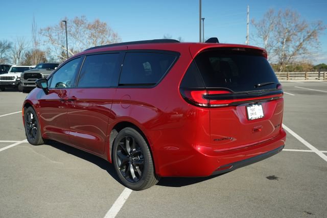 New 2026 Chrysler Pacifica Limited w/ Uconnect Theater Family Group image 5