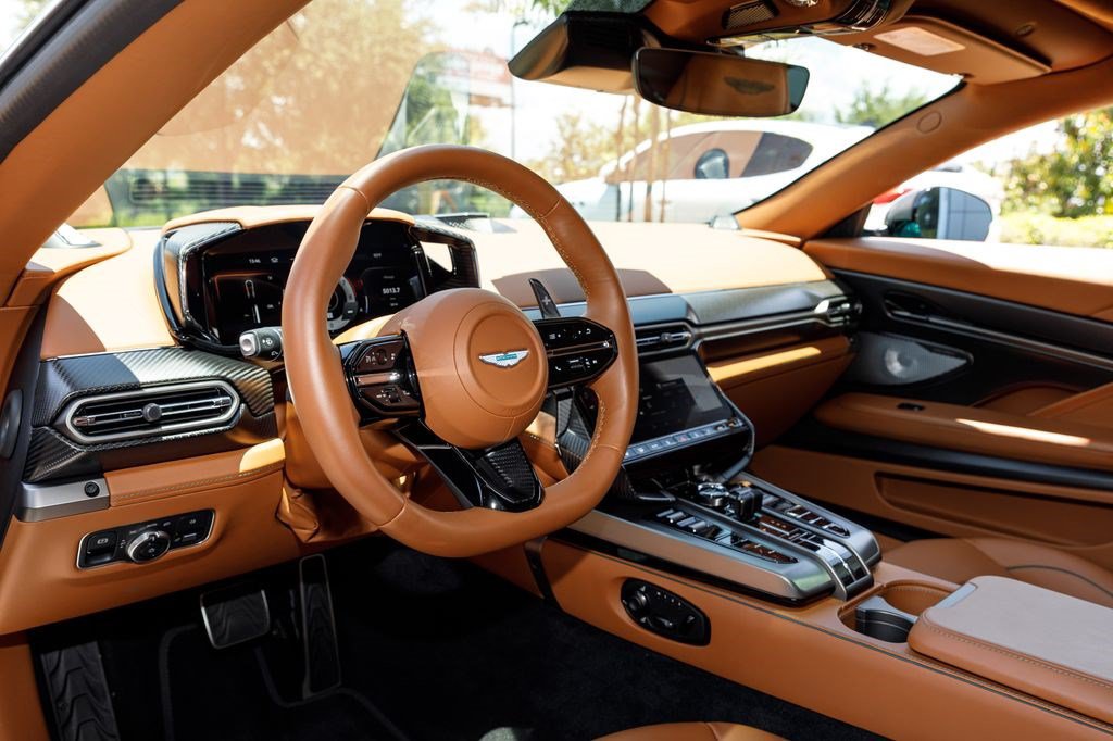 Used 2025 Aston Martin Vanquish RWD image 9