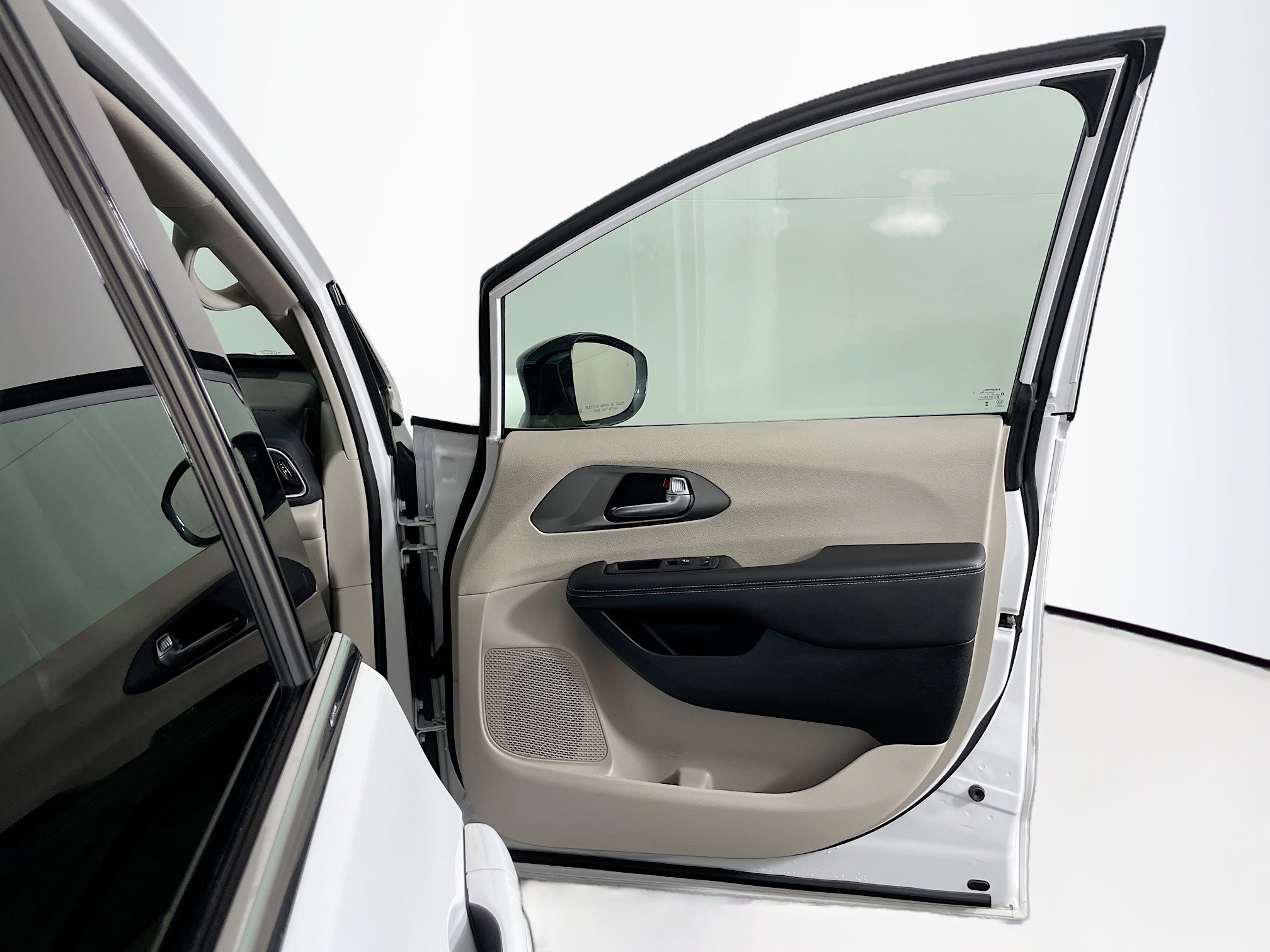 Used 2024 Chrysler Pacifica Touring-L image 31