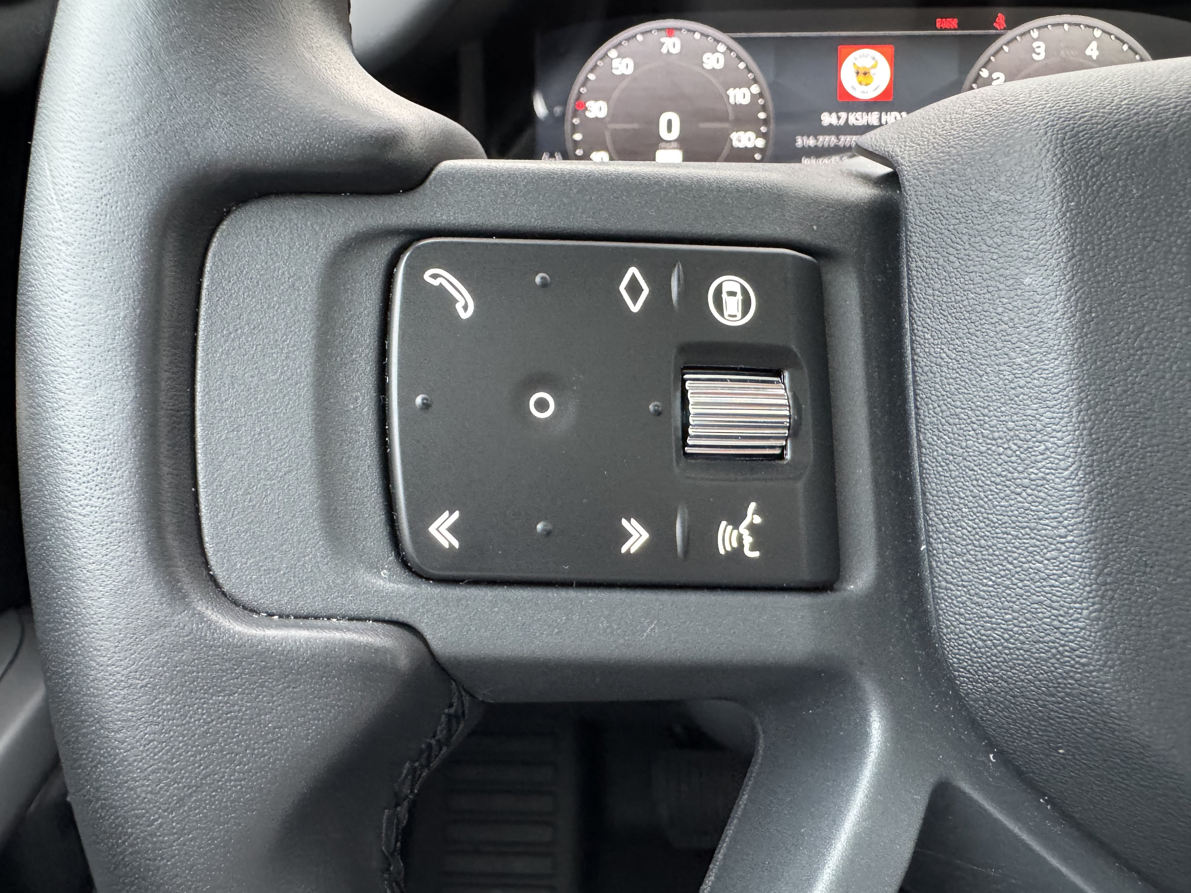Certified 2025 Land Rover Defender 110 X-Dynamic SE AWD/4WD image 17