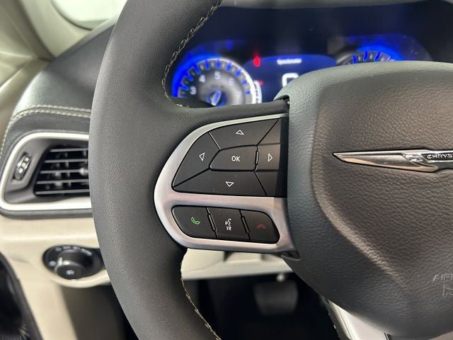 Used 2022 Chrysler Pacifica Touring-L AWD/4WD image 16