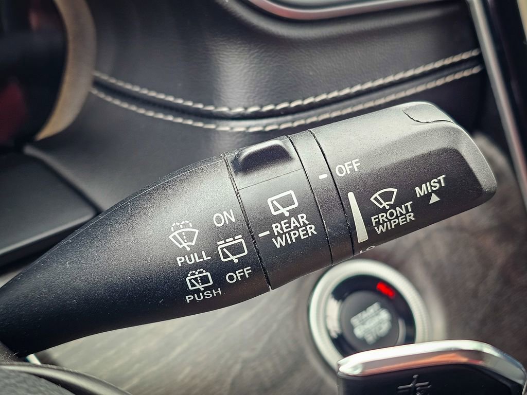 Used 2023 Jeep Grand Cherokee Limited w/ Black Appearance Package image 18