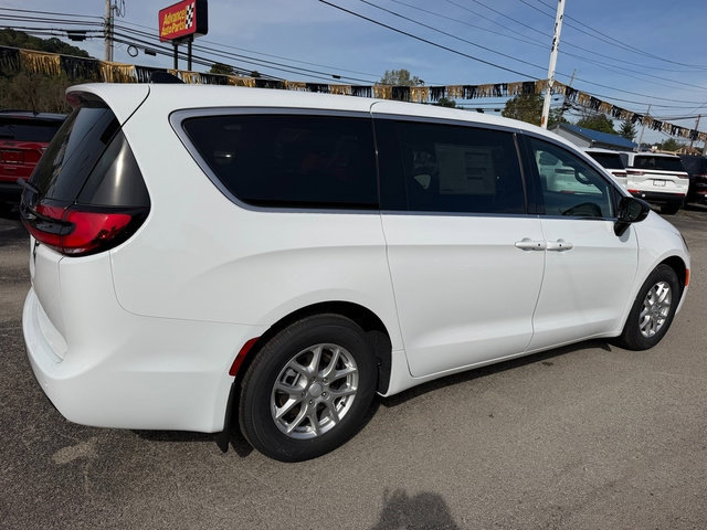 New 2027 Chrysler Pacifica Select FWD image 7