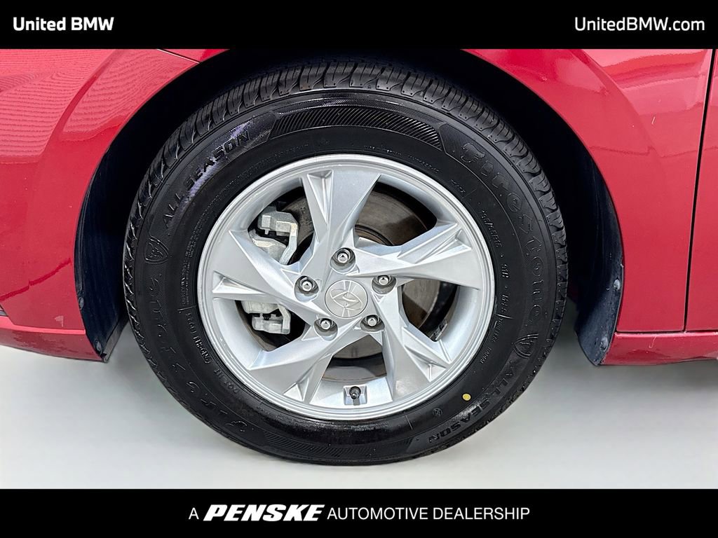 Used 2022 Hyundai Elantra SE FWD image 2