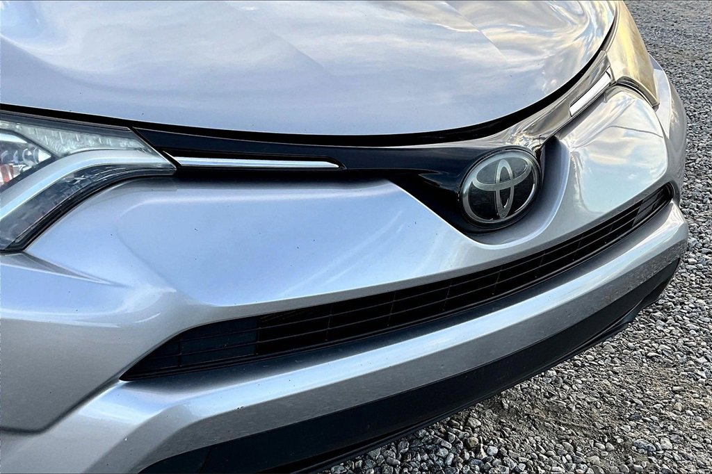 Used 2018 Toyota RAV4 LE w/ Carpet Mat Package image 21