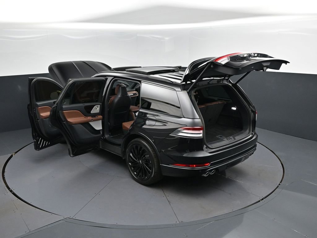 Used 2025 Lincoln Aviator Reserve w/ Equipment Group 201A image 2