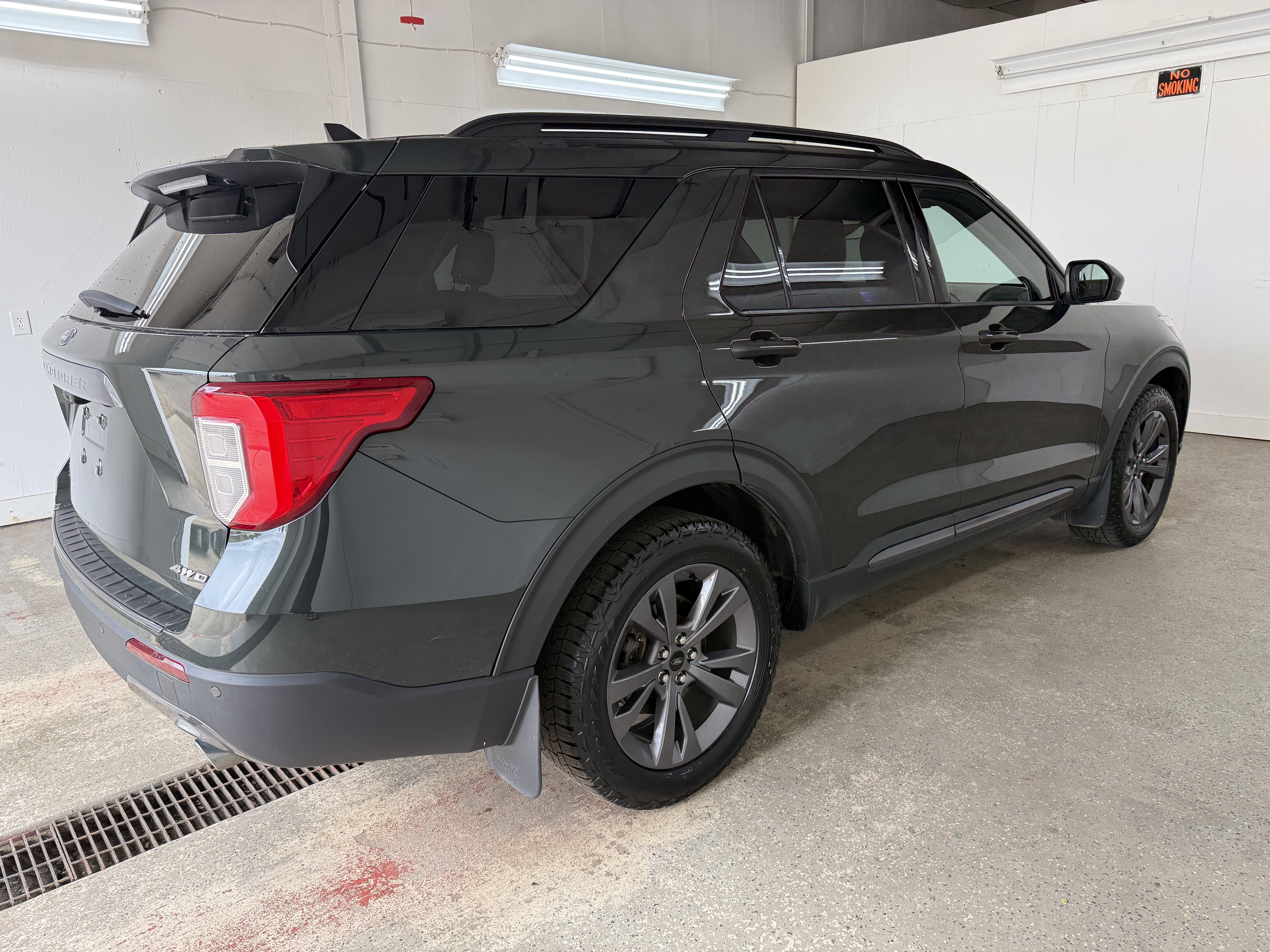 Used 2022 Ford Explorer XLT w/ Equipment Group 202A image 6