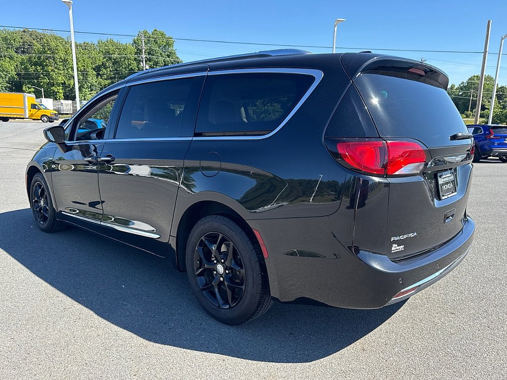 Used 2017 Chrysler Pacifica Touring-L Plus w/ Tire & Wheel Group FWD image 5