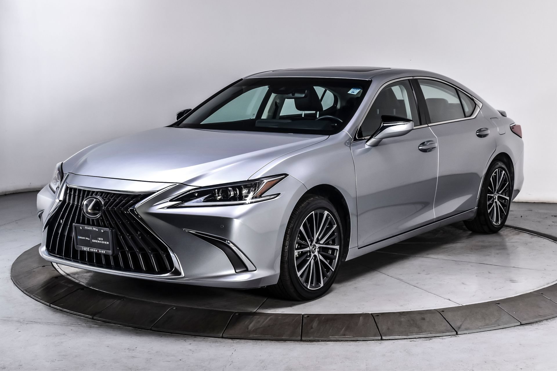 Used 2025 Lexus ES 300h w/ Premium Package FWD image 2